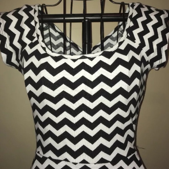 Black & White chevron dress- Juniors Sm - Picture 4 of 6
